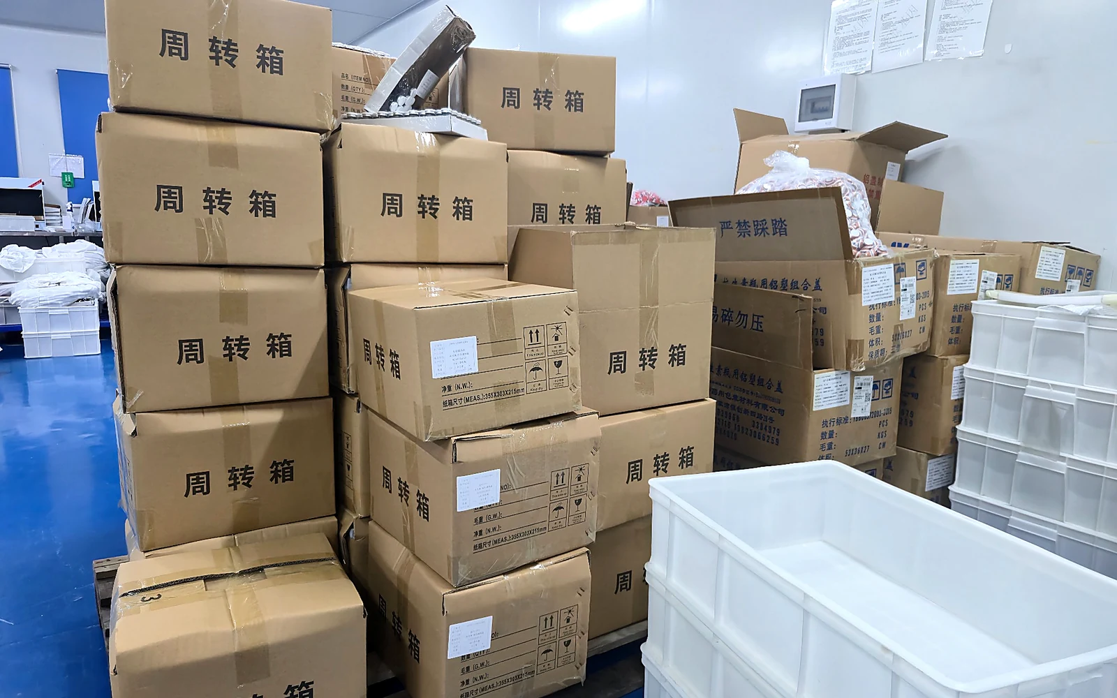 Warehouse shipping preparation for international B2B orders
